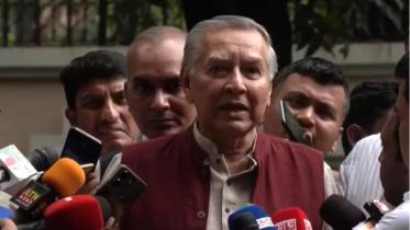 Mahfuz Anam, editor of The Daily Star, addresses reporters after the Chief Adviser's meeting with editors.
