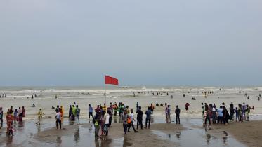 Tourists ignore warnings at Cox’s Bazar beach