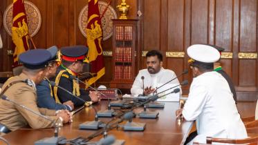 Newly-elected Sri Lankan President Anura Kumara Dissanayake speaks with the military and police chiefs after being sworn in at the Presidential Secretariat, in Colombo, Sri Lanka on September 23, 2024. SOURCE: REUTERS