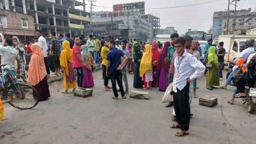 Dhaka-Mymensingh highway blocked by RMG workers