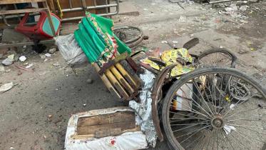 Man killed as rickshaw crushed after bus-truck collision in Paltan
