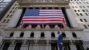 us_flags_hang_on_the_building_of_the_new_york_stock_exchange.jpg