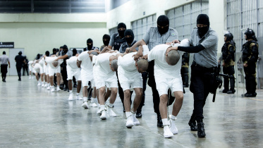 salvadoran_police_officers_escort.jpg