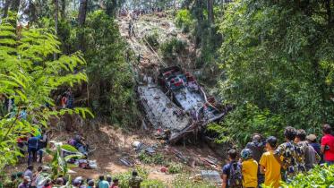 afp_20250511_46964h4_v2_preview_topshotsrilankaaccidentbus.jpg