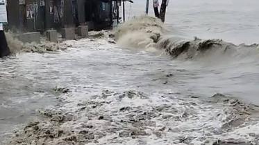 tidal surge floods Nijhum Dwip in Noakhali