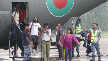 Bangladeshis return from nepal