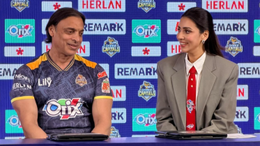 Bidya Sinha Mim spotted with Shoaib Akhtar at Dhaka event