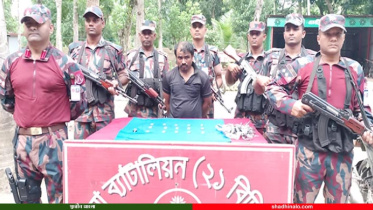BGB arrested a gold smuggler along with 15 gold bars in Benapole.jpg