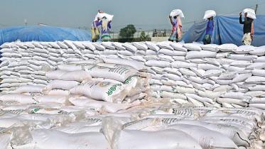 Govt to purchase 2.3 lakh tonnes of fertilisers