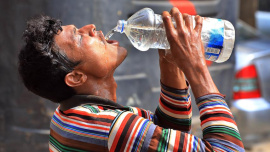 Increasingly severe heatwaves, driven by climate change, are taking a toll not only on worker income but also on their health and future livelihoods. Photo: Amran Hossain