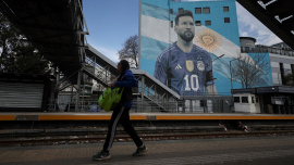 OP_2__Argentines_thank_Messi.jpg