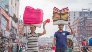 Meet the hawkers carrying Nakshi Kantha through Dhaka