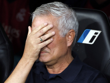 Mourinho hiding face.jpg