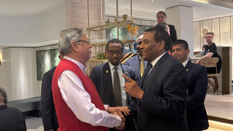 the informal The meeting was held this morning in the lobby of Hotel Hilton in London. Photo: Courtesy