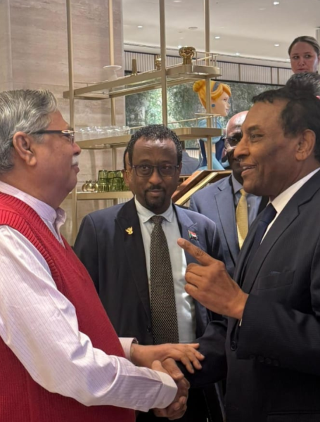 the informal The meeting was held this morning in the lobby of Hotel Hilton in London. Photo: Courtesy