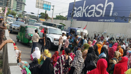 Around 500 workers joined the demonstration and later occupied the road. Photo: Facebook post of Traffic Gulshan Division