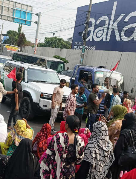 Around 500 workers joined the demonstration and later occupied the road. Photo: Facebook post of Traffic Gulshan Division