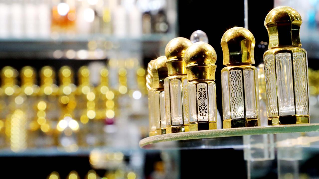 Exploring Dhaka's perfume market, Mitford area's perfume shops, perfume price in Bangladesh, Best perfume market in Dhaka, perfume wholesale market, best perfume for Bangladeshi men, perfume wholesale market in Bangladesh, buy cheap perfume in Bangladesh,