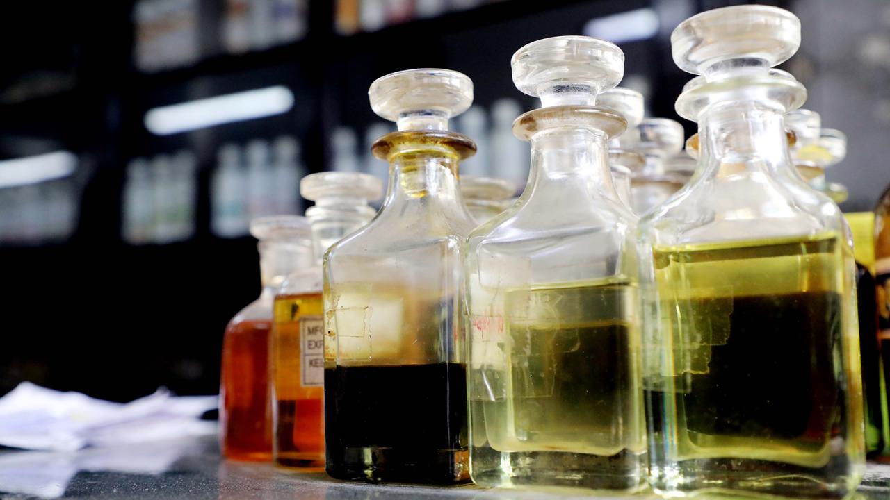 Exploring Dhaka's perfume market, Mitford area's perfume shops, perfume price in Bangladesh, Best perfume market in Dhaka, perfume wholesale market, best perfume for Bangladeshi men, perfume wholesale market in Bangladesh, buy cheap perfume in Bangladesh,